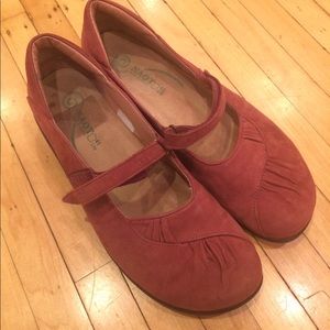 Naot women’s earthy pink cranberry Mary Janes